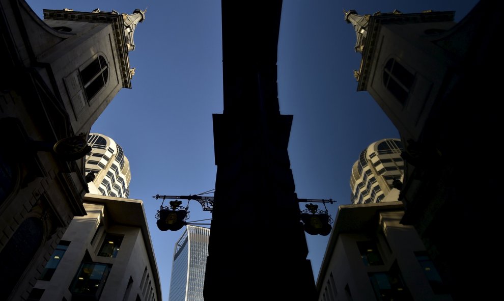 La iglesia St. Edmund el Rey se refleja en un edificio de oficinas en el distrito financiero de Londres , Gran Bretaña./ REUTERS