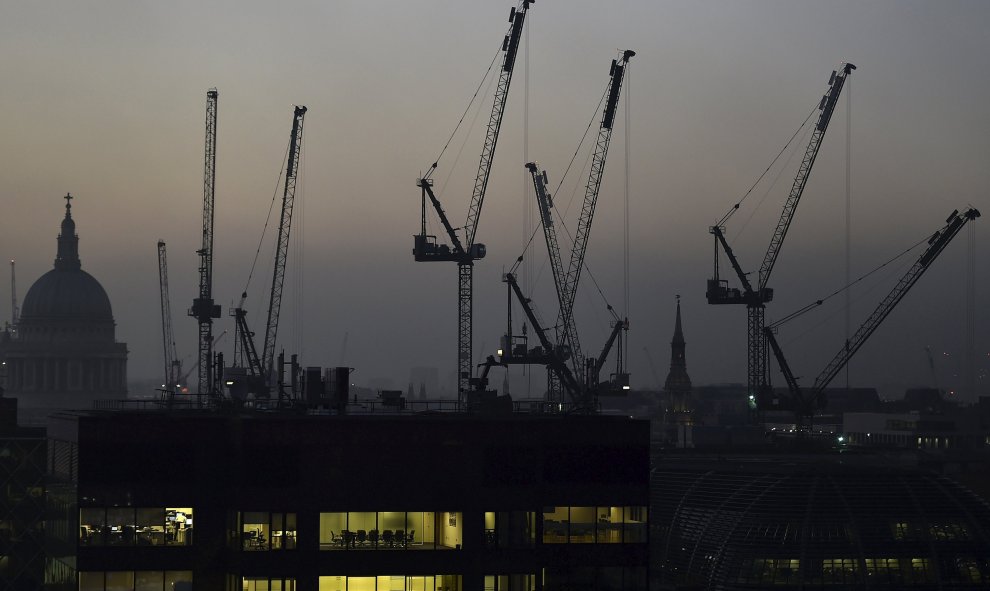 Oficinas y grúas de construcción cerca de la Catedral de St Paul se ven en el horizonte de la ciudad de Londres  Gran Bretaña./ REUTERS