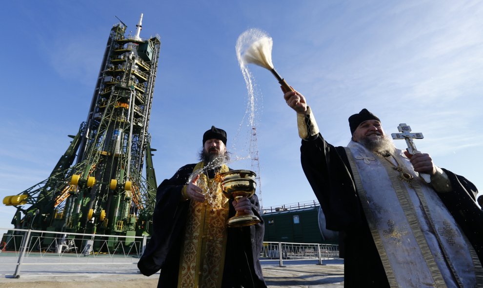 Sacerdotes ortodoxos realizan una bendición delante de la nave espacial Soyuz TMA-19M situada en la plataforma de lanzamiento en el cosmódromo de Baikonur, Kazajistán. REUTERS/Shamil Zhumatov