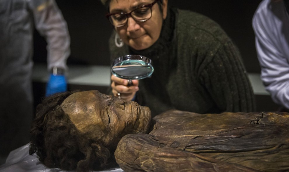 El Museo Arqueológico de Madrid acoge la momia guanche del Barranco de Herques. EFE/Emilio Naranjo