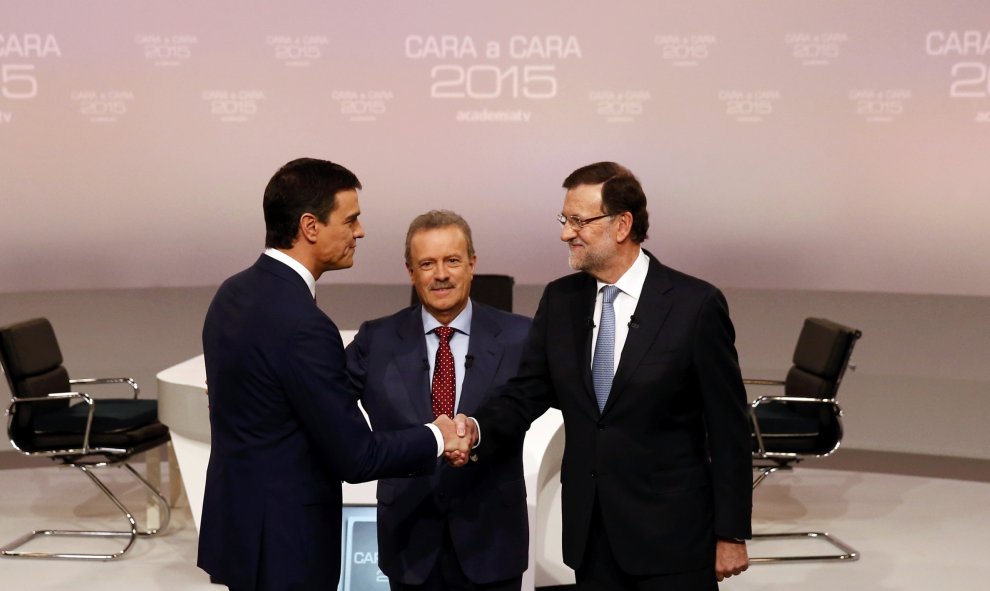 Mariano Rajoy y Pedro Sánchez se estrechan la mano, en presencia de  Manuel Campo Vidal, antes del comienzo de su cara a cara. REUTERS/Juan Medina