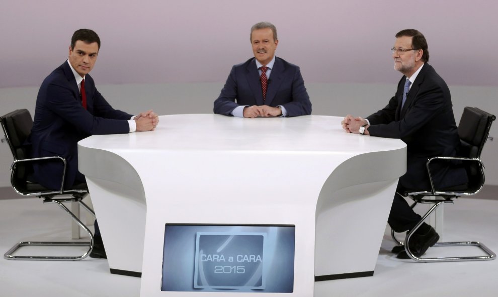 Mariano Rajoy y Pedro Sanchez, con el moderador Manuel Campo Vidal, antes del inicio del cara a cara. REUTERS/Juan Medina