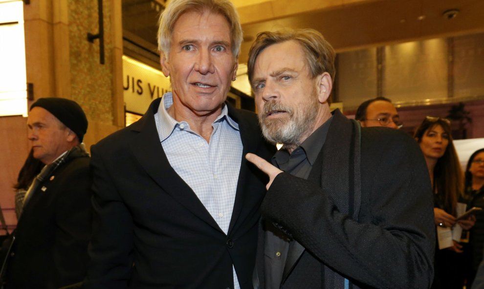 Los actores Harrison Ford y Mark Hamill, a su llegad al preesteno de 'El despertar de la fuerza', en  Hollywood. REUTERS/Mario Anzuoni