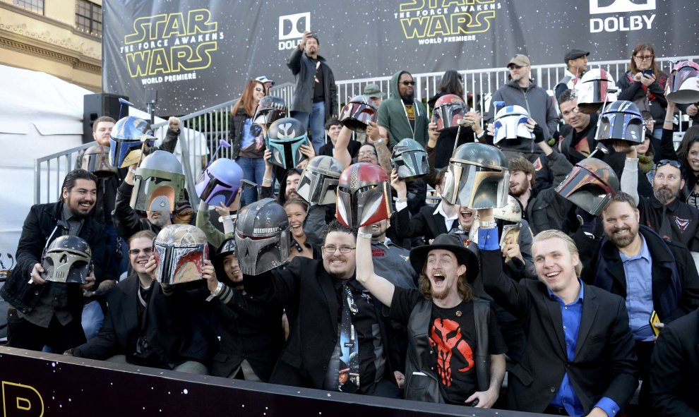 Los fans de 'Star Wars' esperan a la puerta del cine donde se ha realizado el prestreno de 'El despertar de la fuerza', en Hollywood. REUTERS/Kevork Djansezian