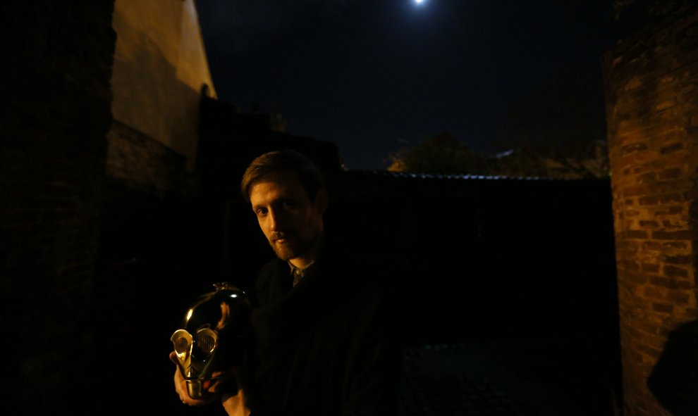 Simon Wilkie posa junto a su mascara de C-3PO en Norwich, al este de Inglaterra. REUTERS/Paul Hackett
