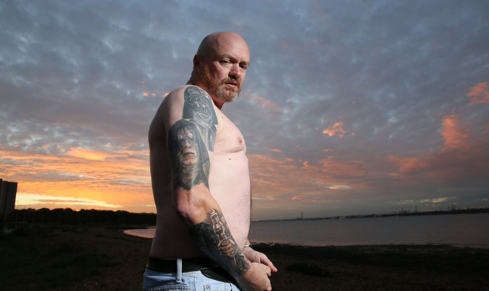 Dave Oldbury, fan de Star Wars posa con sus tatuajes. REUTERS/Paul Hackett