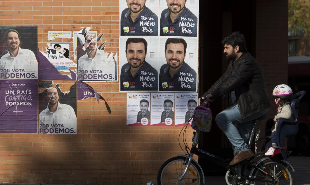 Carteles electorales de diferentes partidos para los comicios generales del 20-D en una pared de una calle de Sevilla. EFE/ Raúl Caro