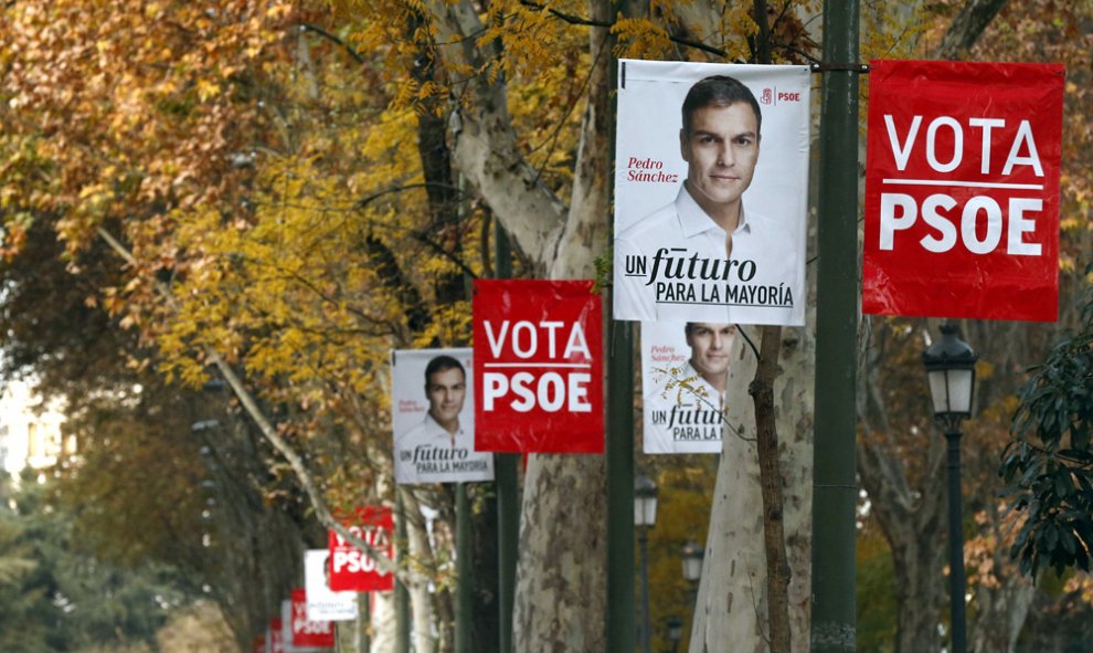 Carteles electorales del PSOE en el Paseo del Prado de Madrid durante la campaña electoral para las elecciones generales del próximo 20-D. EFE/Kiko Huesca