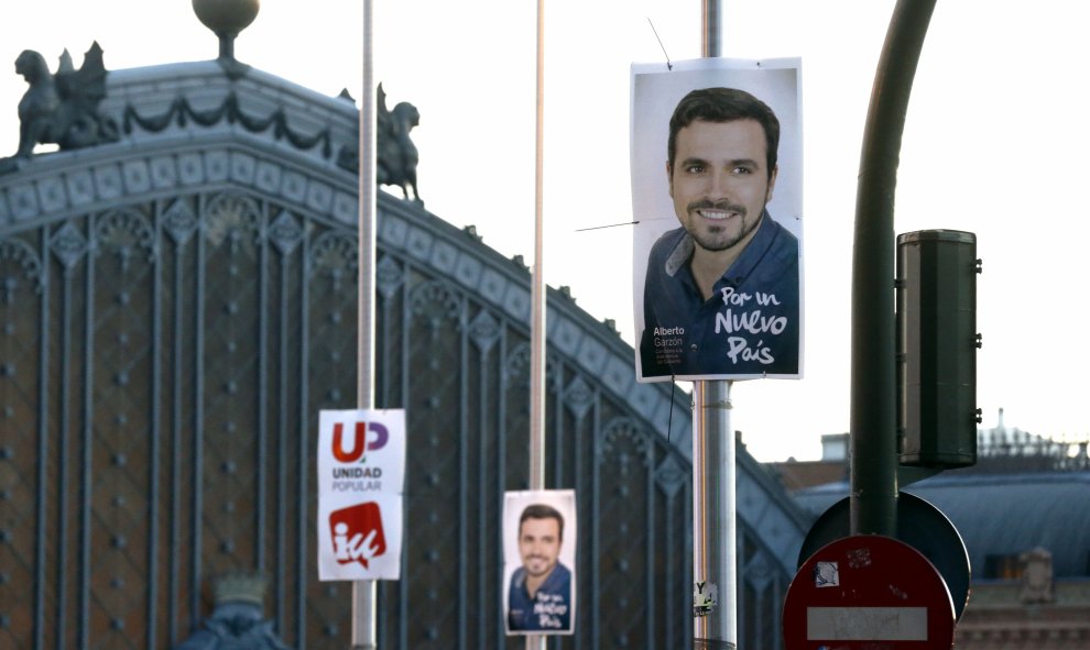 Carteles electorales de IU-Unidad Popular en la calle Atocha de Madrid durante la campaña electoral para las elecciones generales del próximo 20-D. EFE/Kiko Huesca