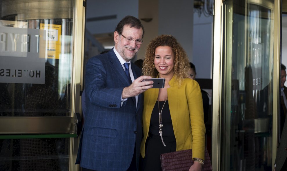 Mariano Rajoy también se une a la moda del 'selfie'.-  REUTERS