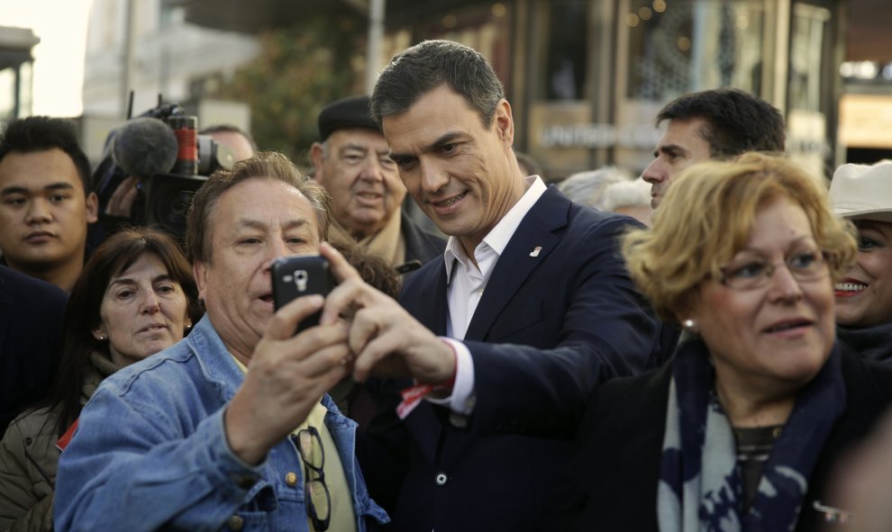 Pedro Sánchez y sus 'selfies'.- REUTERS.