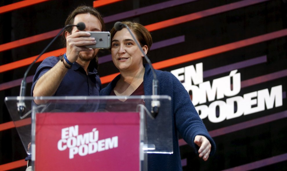 Pablo Iglesias y Ada Colau prefieren retratarse entre ellos.- REUTERS.