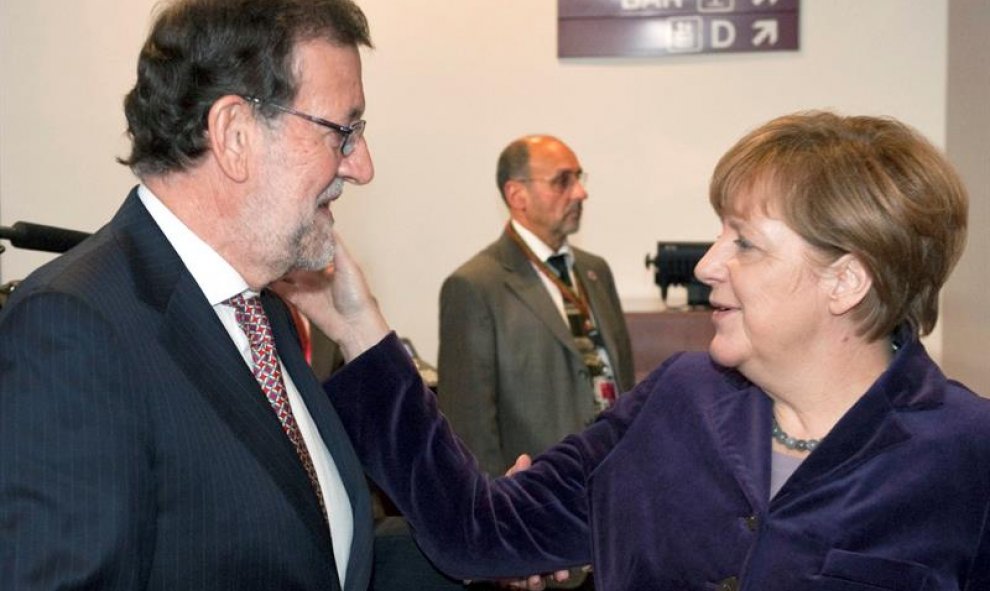 El Presidente del Gobierno español, Mariano Rajoy Brey saluda a la Canciller de Alemana, Angela Merkel, quien se ha interesado por la agresión de ayer en Pontevedra. EFE/Horst Wag