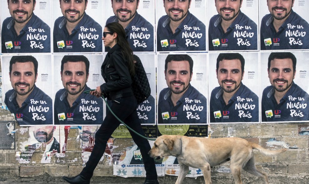 Carteles electorales del candidato a la presidencia del IU, Alberto Garzón, en una pared de una calle de la localidad cordobesa de Baena. EFE/ Rafa Alcaide