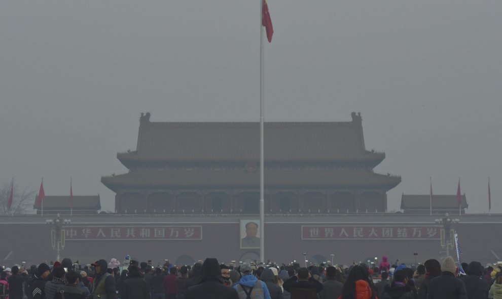 La ciudad perdida de Pekín, oculta tras una espesa niebla de polución, en una imagen tomada a plena luz del día. La capital china amaneció este sábado con unos niveles de contaminación por debajo de lo esperado en el primer día de la nueva alerta roja (la