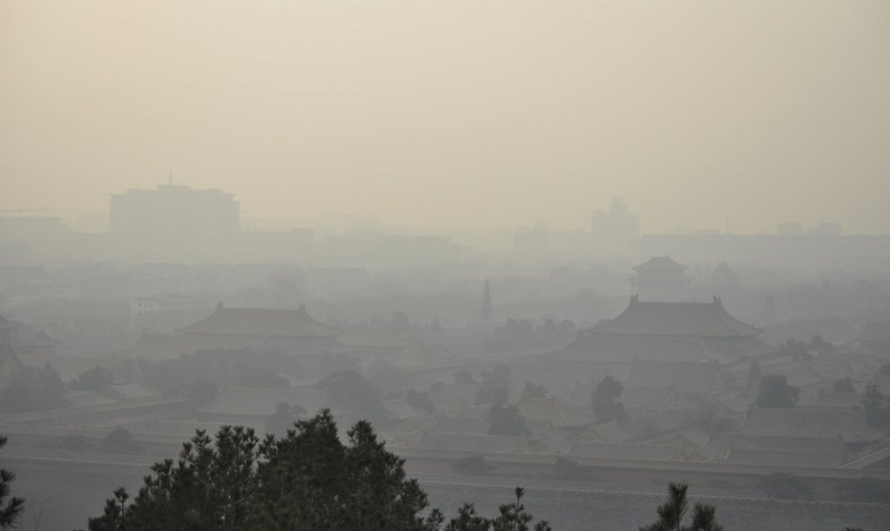 La ciudad perdida de Pekín (China), oculta tras una espesa niebla de contaminación en una imagen tomada a plena luz del día. REUTERS