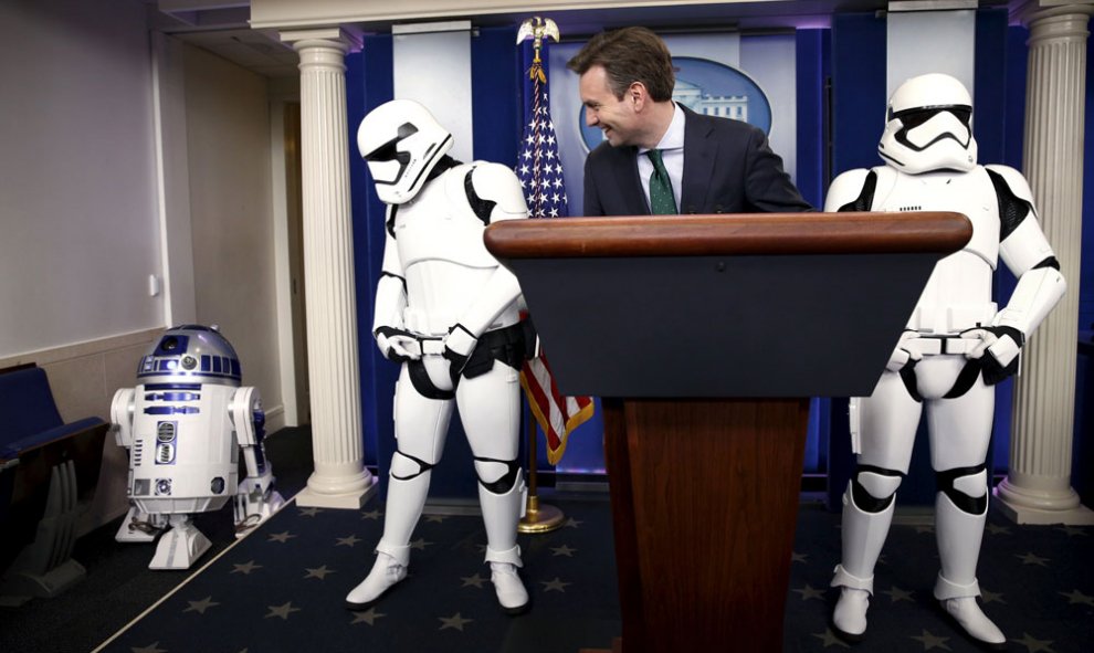 El secretario de prensa de la Casa Blanca, junto a dos stormtroopers y el robot R2-D2.- KEVIN LAMARQUE (REUTERS)