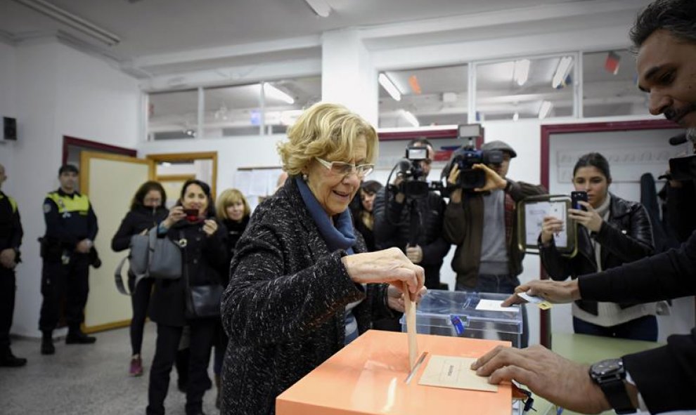 La alcaldesa de Madrid, Manuela Carmena, ha votado esta mañana en el instituto Conde de Orgaz de la capital. EFE