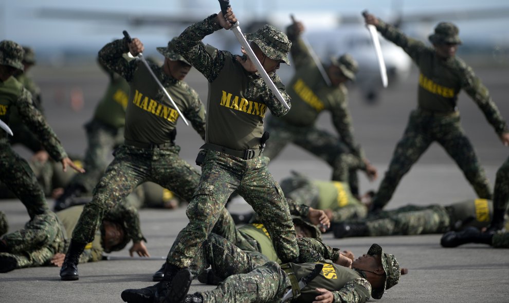 Soldados filipinos muestran sus habilidades de combate en simulacros durante la celebración del 80 aniversario de las Fuerzas Armadas de Filipinas en Haribon Hangar, al sur de Manila. AFP/NOEL CELIS