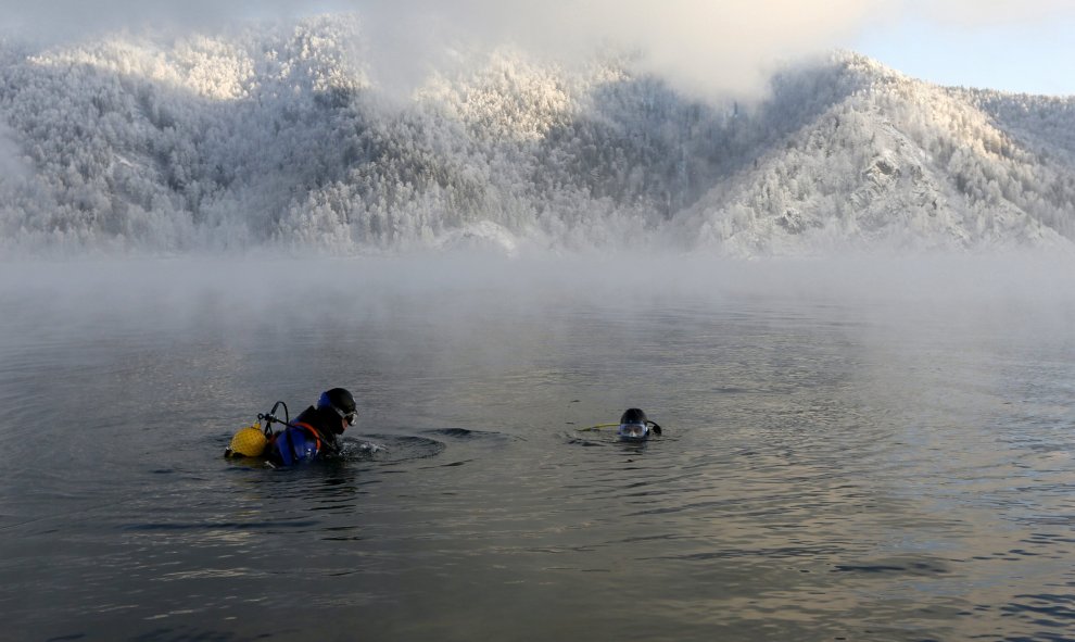 Los equipos de rescate de buceo en el río Yenisei durante un entrenamiento en la ciudad siberiana de Krasnoyarsk, en Rusia. REUTERS/Ilya Naymushin