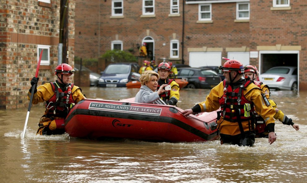 Los servicios de emergencia rescatan a una mujer de una casa inundada en York después de que el río Ouse se desbordase, en el norte de Inglaterra, 28 de diciembre de 2015. REUTERS / Andrew Yates