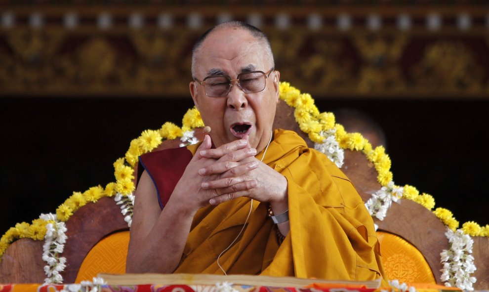 Tenzin Gyatso, el líder espiritual tibetano, Dalai Lama, bosteza en el monasterio de Tashi Lhunpo en Bylakuppe en el estado sureño de Karnataka, India, 28 de diciembre de 2015. REUTERS / Abhishek N. Chinnappa