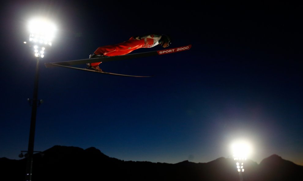 Juri Tepes de Eslovenia en los saltos de esquí en Oberstdorf, sur de Alemania, 28 de diciembre de 2015. REUTERS / Michael Dalder