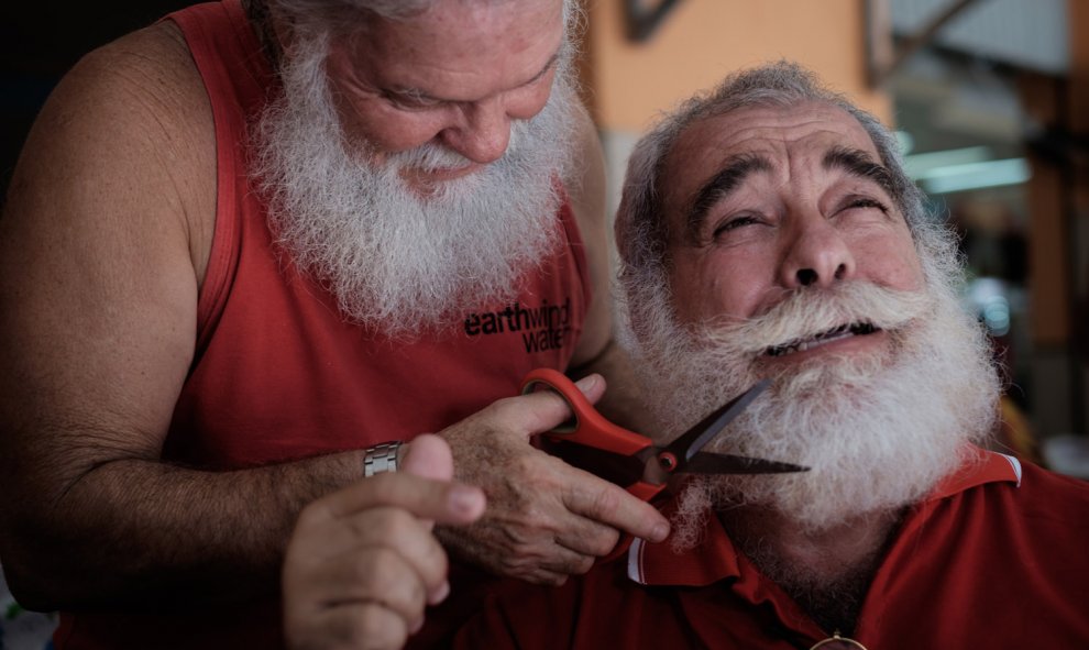 Estudiantes de la Escuela de Santa Claus en Brasil se recortan la barba en Río de Janeiro, Brasil, el 28 de diciembre de 2015. La escuela prepara a los hombres para representar a Santa Claus en la temporada de Navidad. AFP/Yasuyoshi CHIBA