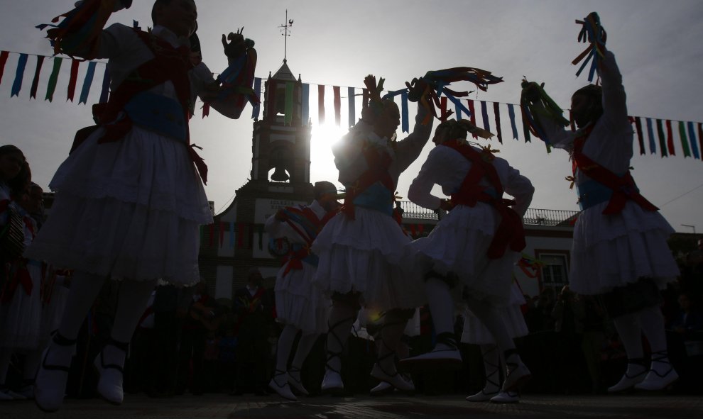 Cientos de personas, llegadas de varias provincias, se agolpan hoy en la plaza de la entidad local autónoma de Fuente Carreteros (Córdoba), que celebra cada 28 de diciembre su tradicional "Danza de los Locos", un baile que se remonta al siglo XVIII y evoc