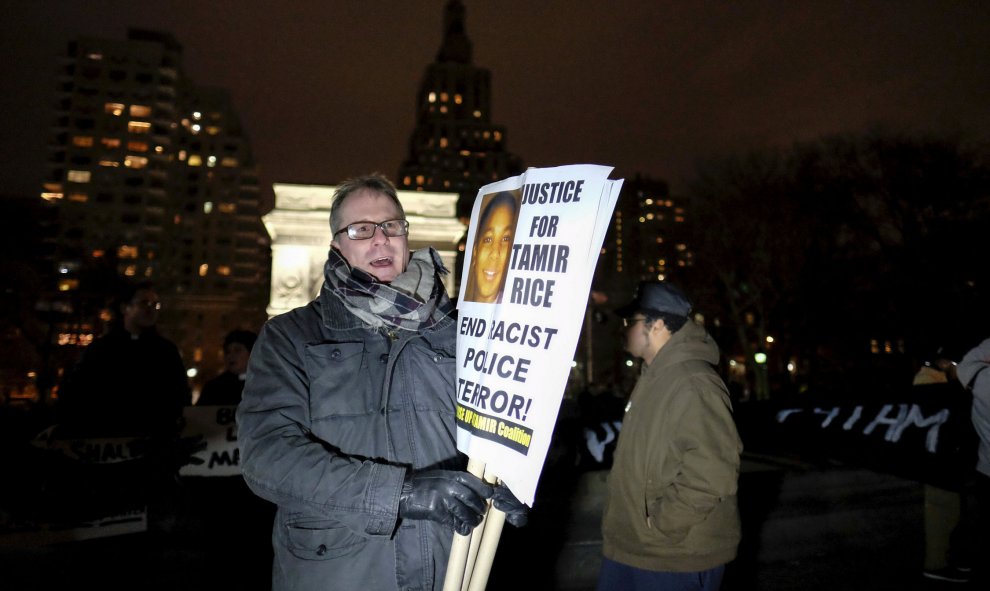 Un hombre pide "Justicia para Tamir Rice" en Manhattan. REUTERS/Eduardo Munoz