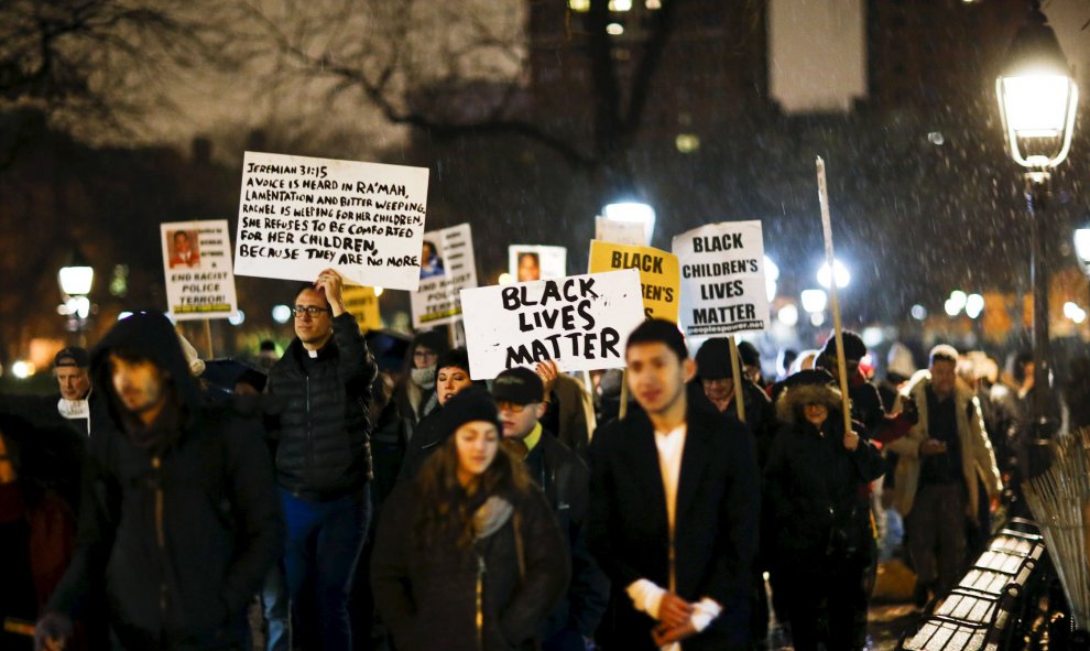 Pancartas con el lema "Las vidas negras importan" en las protestas pacíficas en Manhattan. REUTERS/Eduardo Munoz