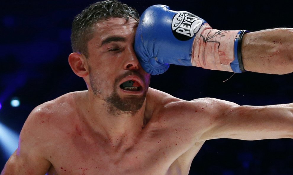 El mexicano Javier Mendoza (c) pelea con el japonés Akira Yaegashi durante el combate de boxeo de la FIB en Tokio, Japón 29 de diciembre de 2015. REUTERS / Yuya Shino