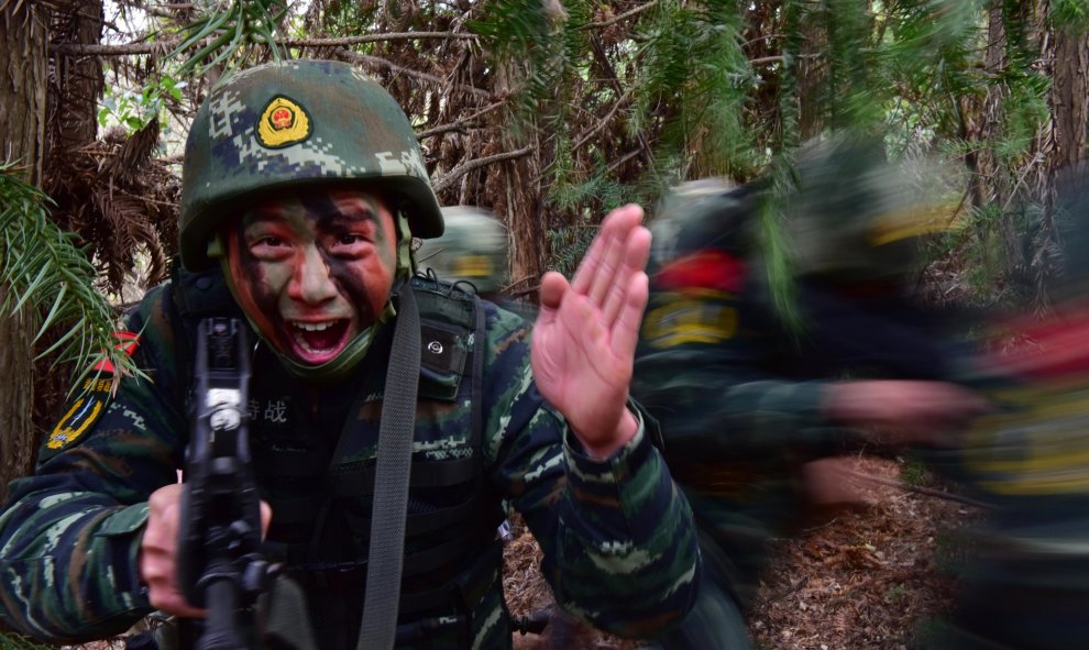 Policías paramilitares participan en un entrenamiento en la provincia de Chaohu, Anhui, China. REUTERS / China Daily