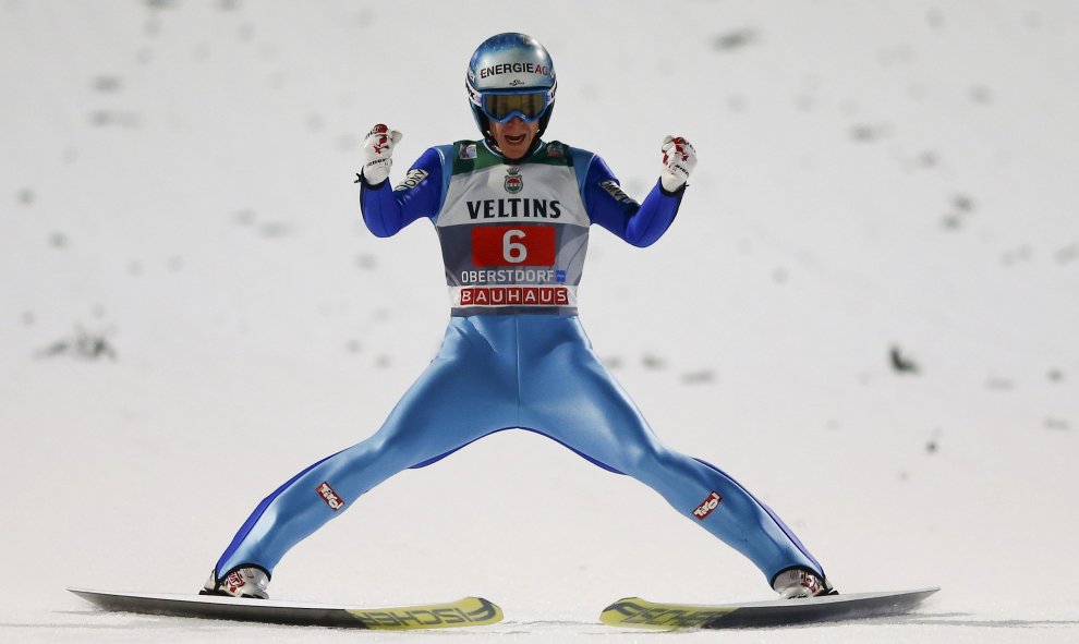 Michael Hayboeck de Austria reacciona después de su segundo salto en el Torneo de salto en Oberstdorf, sur de Alemania, 29 de diciembre de 2015. El prestigioso torneo de cuatro colinas empieza en Oberstdorf hoy y terminará en Bischofshofen el 6 de enero.