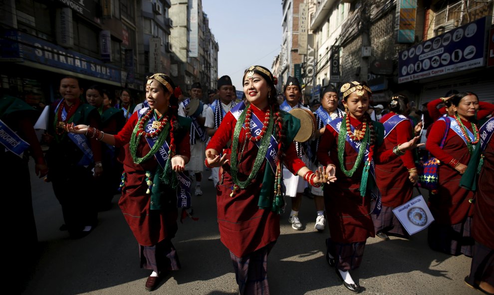 Niñas Gurung vestidas con trajes tradicionales bailan mientras participan en un desfile de Año Nuevo en Katmandú, Nepal 30 de diciembre de 2015. REUTERS / Navesh Chitrakar