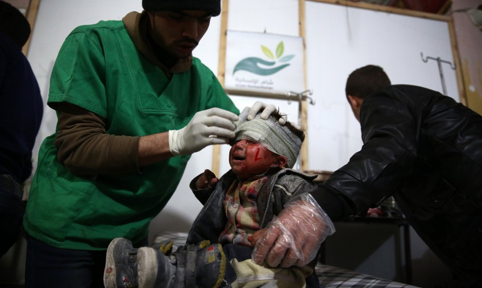 Un niño herido llora mientras le atienden en un hospital tras unos ataques aéreos de las fuerzas leales al presidente de Siria, Bashar al- Assad en Douma, Siria 30 de diciembre de 2015. AFP / ABD DOUMANY