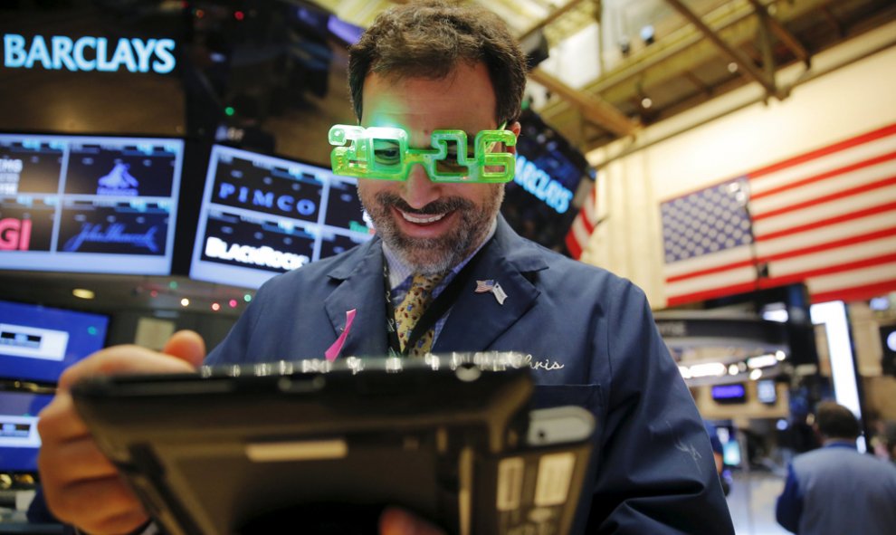 Un operador de la bolsa de Nueva York con gafas de celebración del nuevo año. REUTERS/Lucas Jackson