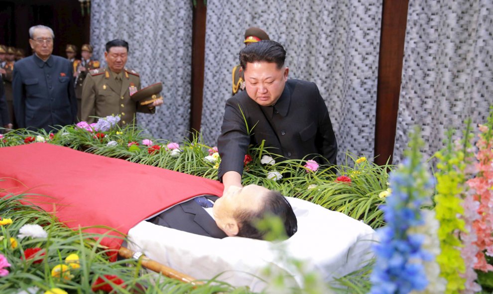 Kim Jong Un despide a Kim Yang Gon, ex alto mando del régimen de Corea del Norte. REUTERS