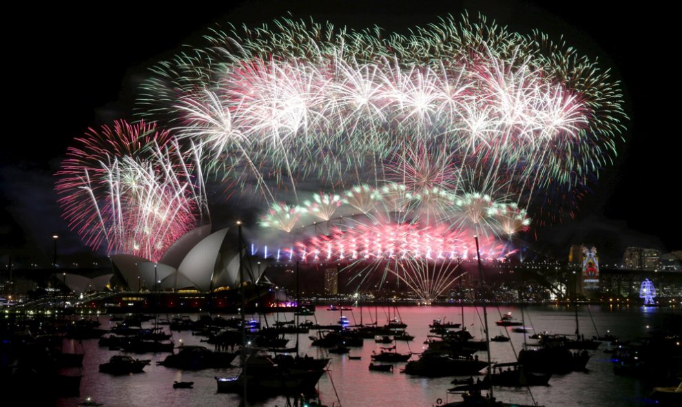 Fuegos artificiales en la ópera de Sidney para recibir el nuevo año. REUTERS/Jason Reed