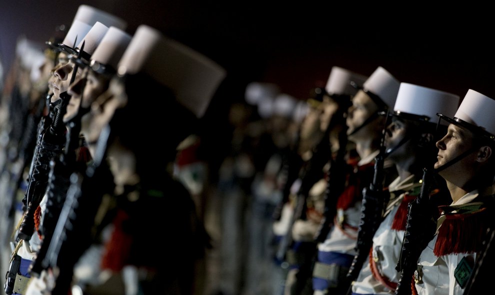 Miembros de la 13ª Semibrigada de la Legión Extranjera de pie durante una visita del ministro de Defensa de Francia a la base militar de la Legión Extranjera francesa, en los Emiratos Árabes Unidos. REUTERS / Kenzo Tribouillard