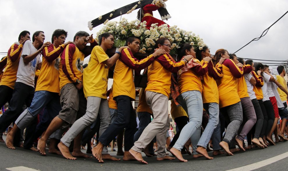 Filipinos portan a hombros una réplica del Cristo del Nazareno Negro durante los preparativos para la procesión del Nazareno Negro, en Manila, Filipinas. EFE/Francis R. Malasig