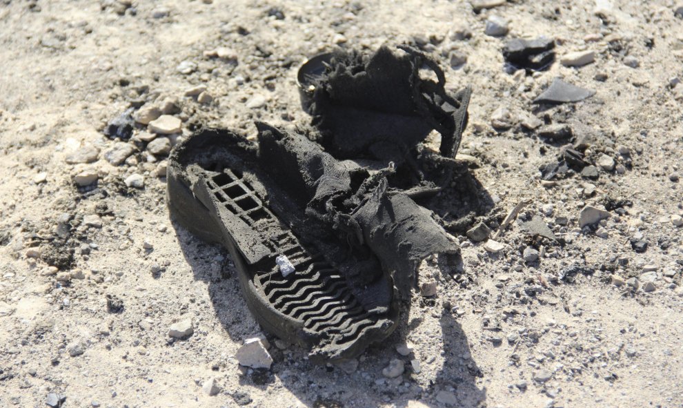 Restos de un zapato en la escena de una explosión en el Centro de Formación de la Policía en la ciudad de Zliten, Libia. REUTERS/Stringer