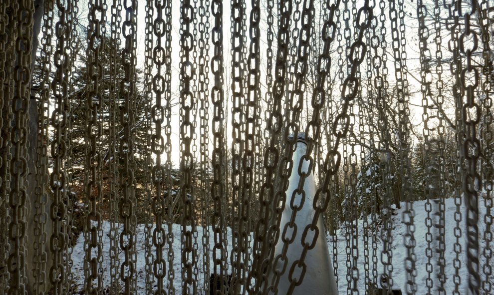 Cadenas esconden un búnker que contien en la antigua fortaleza de artillería Fuggles del ejército suizo cerca de la aldea de San Magreth Enberg, en Suiza. REUTERS/Arnd Wiegmann