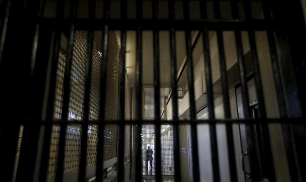 Un guardia tras las rejas del corredor de la muerte de la Prisión Estatal de San Quentin, en California. REUTERS/Stephen Lam