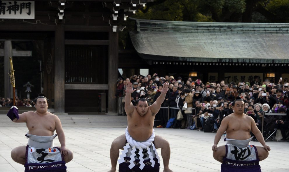 El 'Yokozuna' o gran campeón de sumo Kakuryu, de Mongolia, interpreta la ceremonia del dezuiri o entrada en el ring durante el gran torneo de sumo de Año Nuevo que se celebra en el santuario Meiji en Tokio. EFE/Franck Robichon