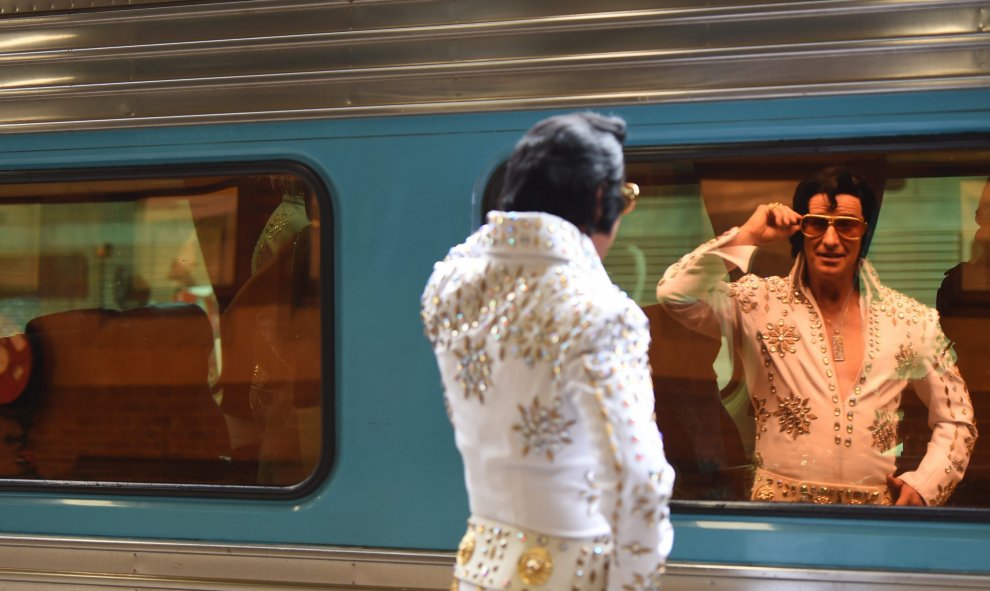 Un admirador e imitador de Elvis Presley aborda el Elvis Express en la Estación Central de Sídney. EFE/DEAN LEWINS