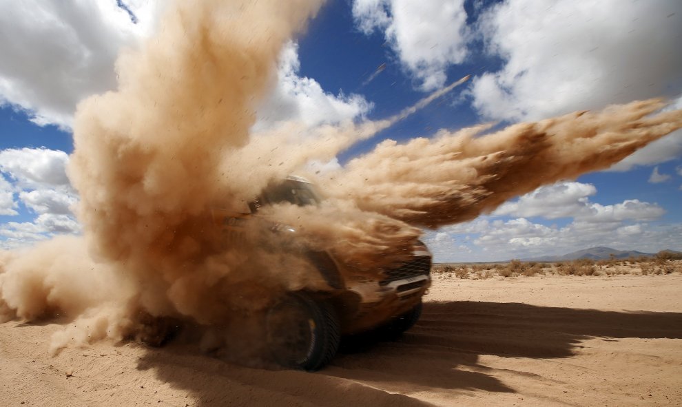 El piloto Nasser Al- Attiyah y el copiloto Matthieu Baumel durante la quinta etapa del rally Dakar 2016 entre la localidad argentina de Jujuy y Uyuni en Bolivia. EFE/Felipe Trueba