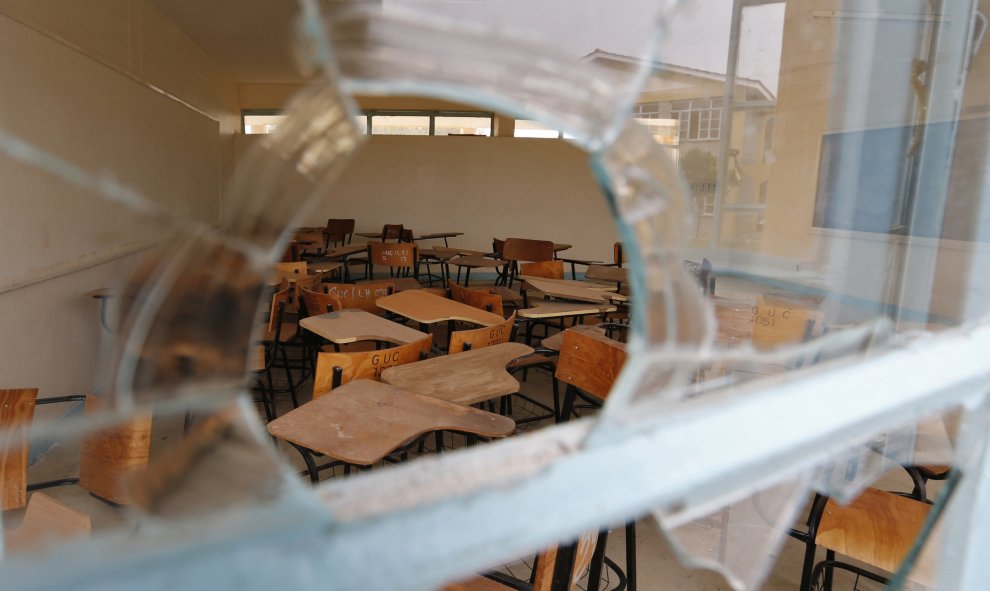 Aula de la Universidad College de Garissa vista a través de una ventana rota durante su reapertura tras el ataque terrorista del pasado mes de abril en Garissa, Kenia. REUTERS/Thomas Mukoya