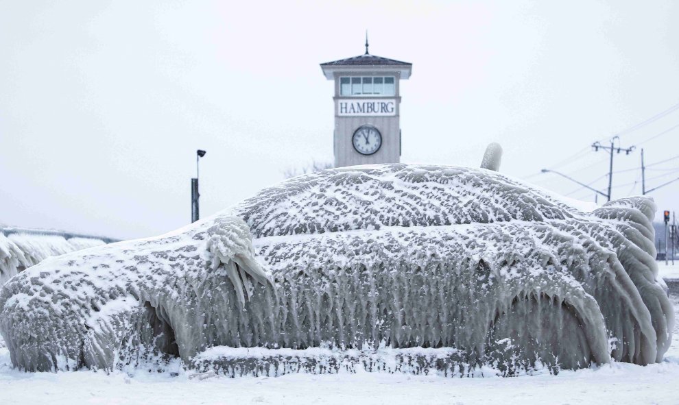 Un coche cubierto de hielo en Nueva York. REUTERS/Lindsay DeDario