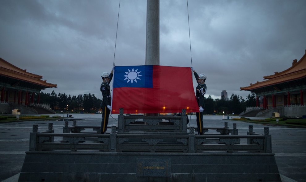 Miembros de la guardia de honor preparan la bandera de la República de China para ser izada en la plaza de Chiang Kai-shek en Taipei (Taiwán). EFE/JEROME FAVRE